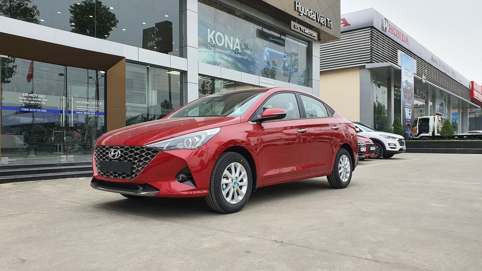 Hình ảnh tổng thể Hyundai Accent 2022 AT tiêu chuẩn màu trắng