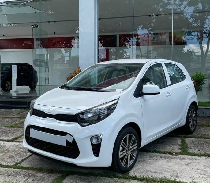 Hình ảnh tổng thể Kia Morning 2024 với thiết kế hiện đại, logo mới trên nền trắng