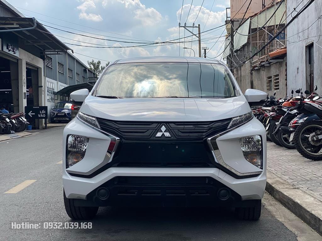 Hình ảnh tổng thể xe Mitsubishi Xpander MT màu trắng, thể hiện giá xe Mitsubishi Xpander số sàn