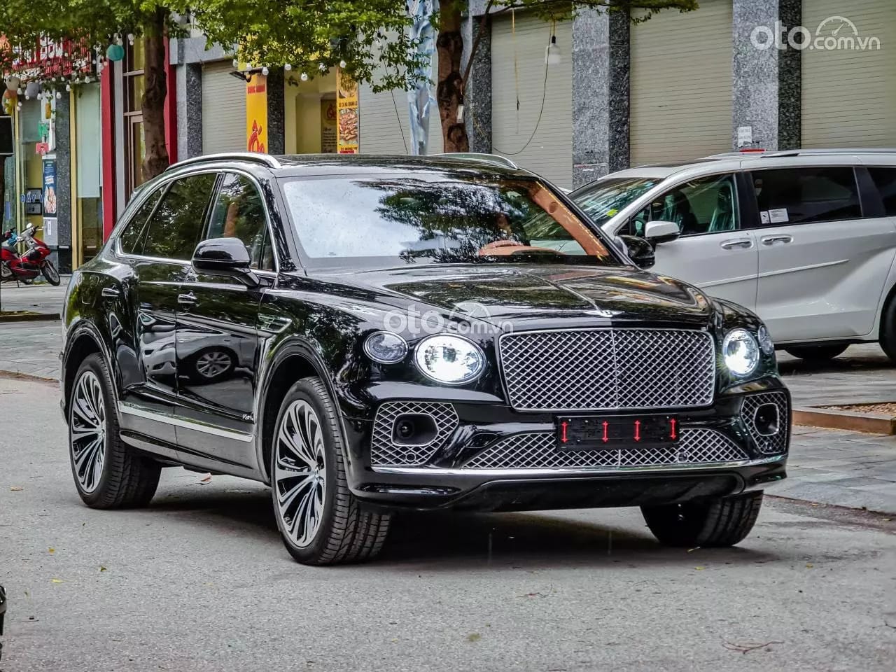 Hình ảnh tổng thể xe ô tô Bentley Bentayga màu đen sang trọng