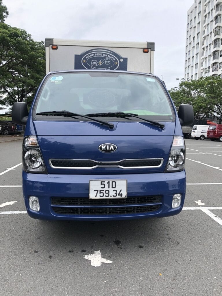 Hình ảnh tổng thể xe tải Kia 1.9 tấn cũ màu trắng, góc nghiêng phía trước
