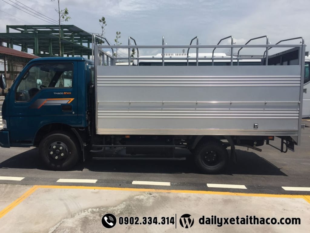 Hình ảnh tổng thể xe tải Kia K165 màu xanh dương đang đậu, thể hiện thiết kế bền bỉ và hiện đại của dòng xe tải nhẹ này