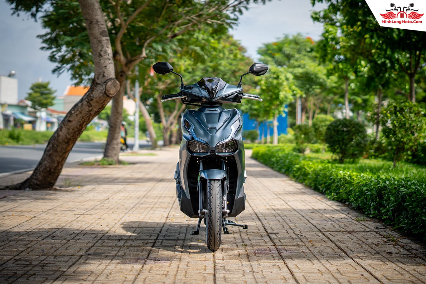Hình ảnh tổng thể xe tay ga nam Honda Air Blade 160 màu trắng với thiết kế hiện đại.