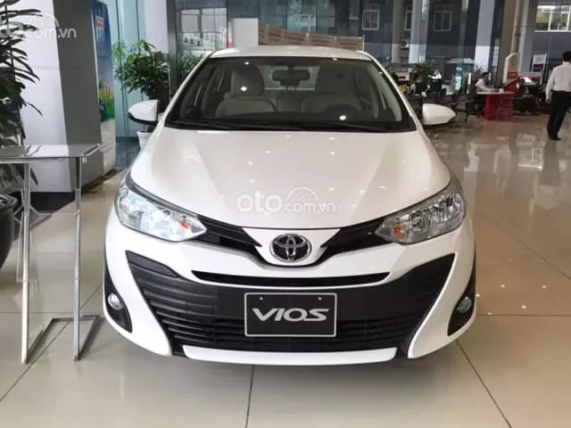 Hình ảnh tổng thể xe Toyota Vios G 2020 cũ màu trắng đang di chuyển trên đường