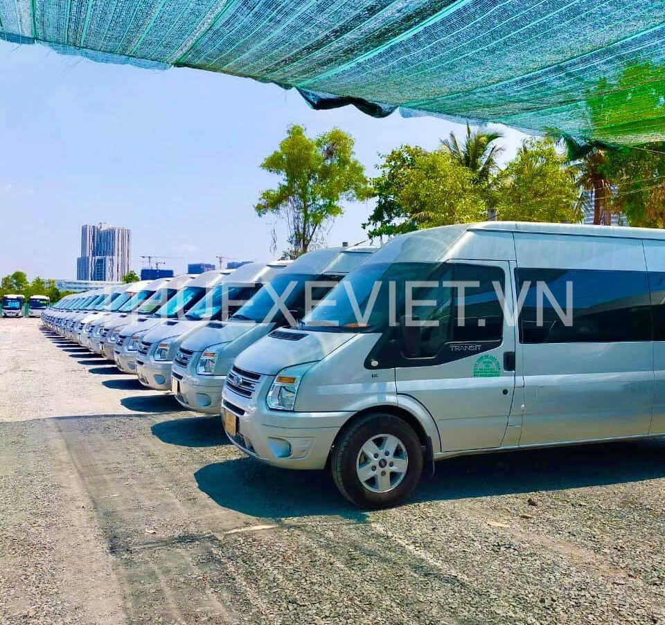 Hình ảnh xe 16 chỗ màu trắng đang di chuyển trên đường