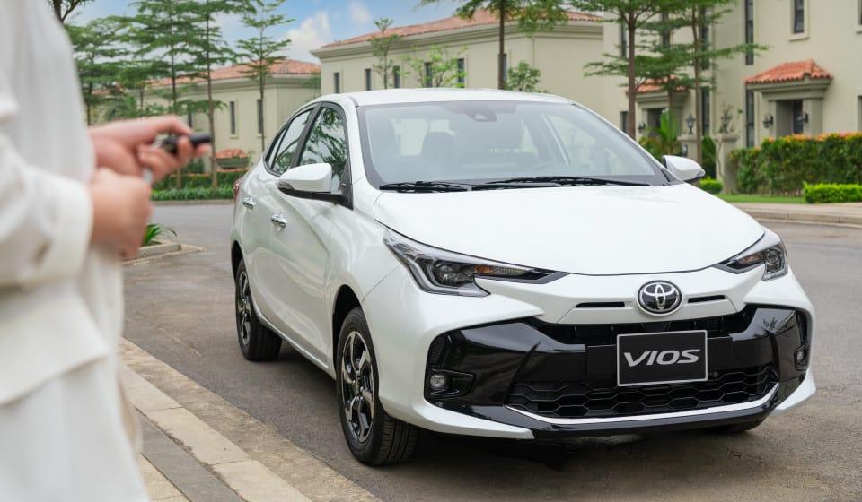 Hình ảnh xe 4 chỗ Vios thế hệ mới với thiết kế đầu xe sắc sảo và lưới tản nhiệt lớn.
