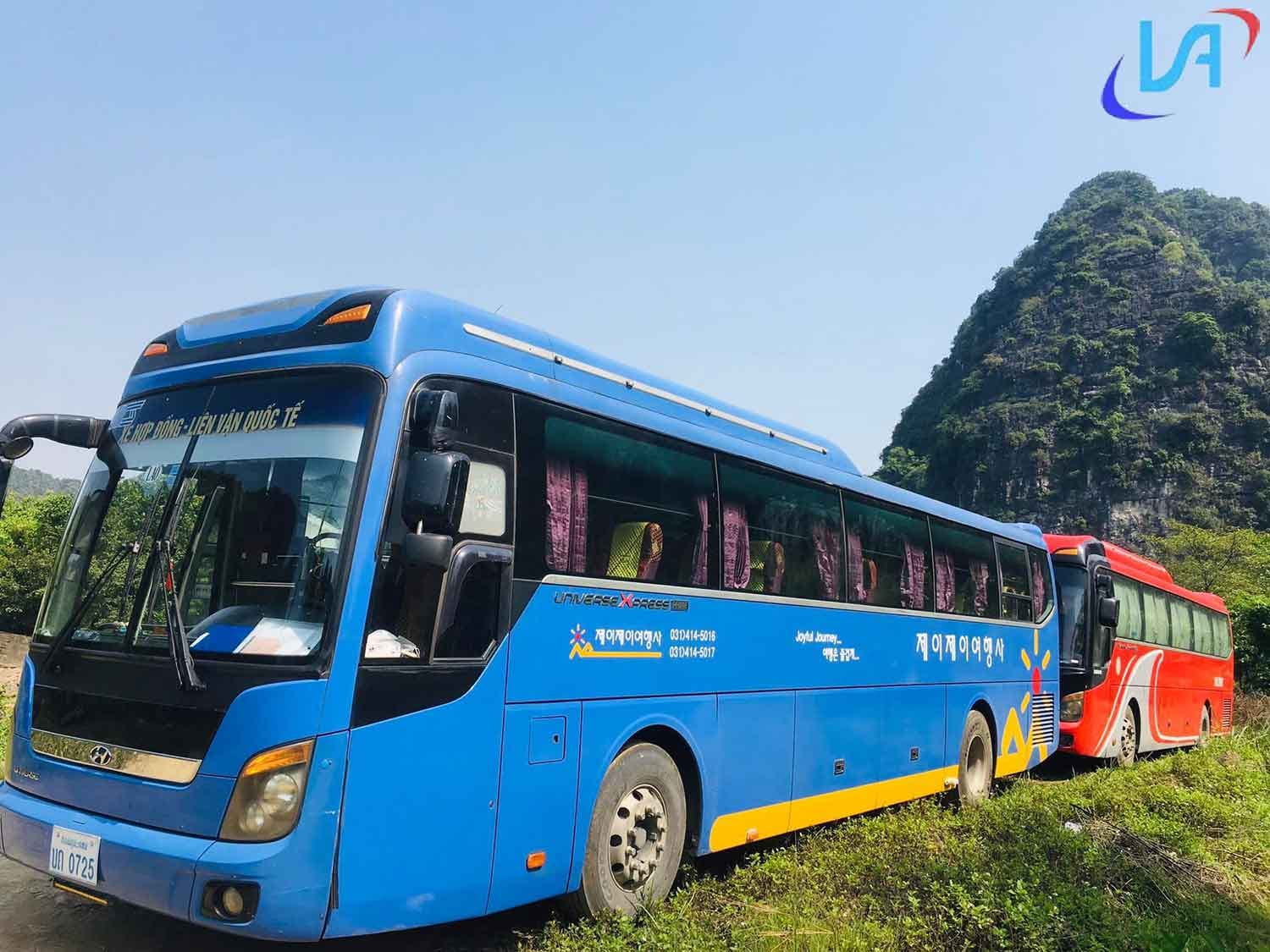 Hình ảnh xe 45 chỗ đưa khách đi tham quan