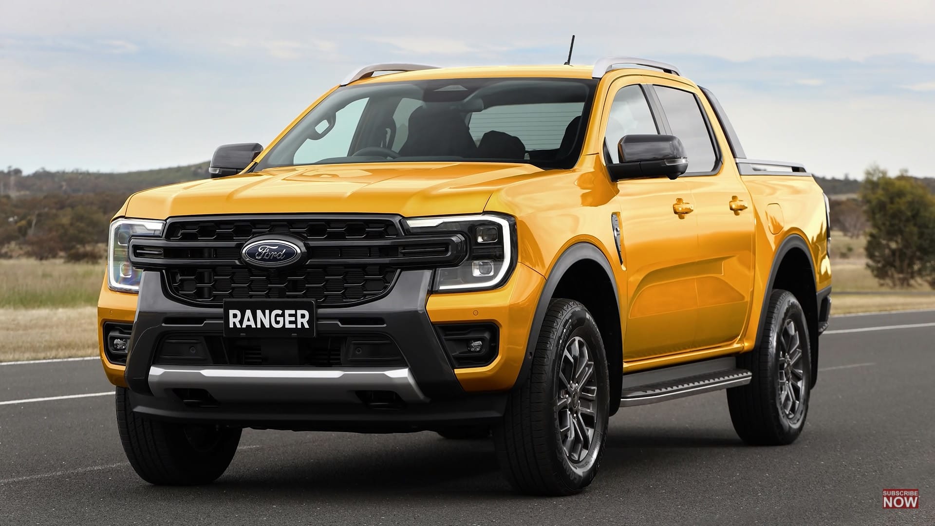 Hình ảnh xe bán tải Ford Ranger Wildtrak màu vàng cam đang di chuyển trên đường