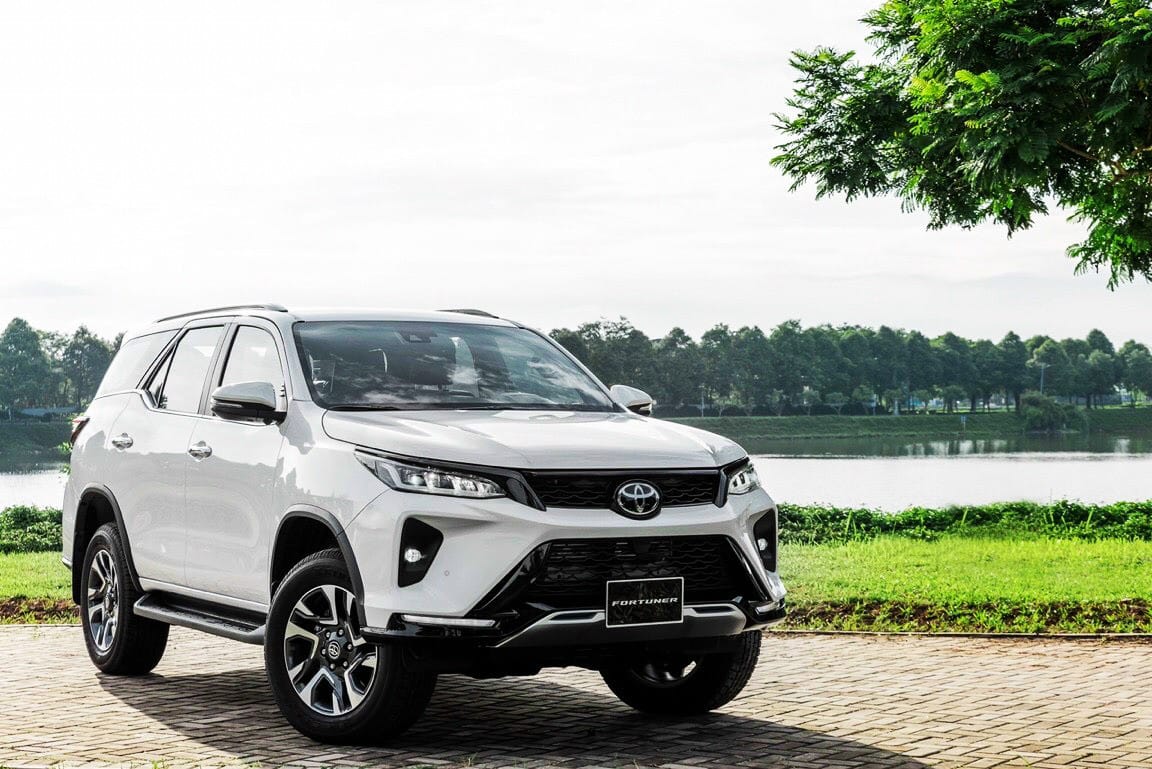 Hình ảnh xe bán tải với hệ thống dẫn động 4 bánh toàn thời gian giúp xe vượt địa hình