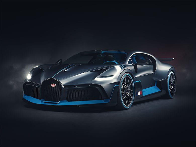 Hình ảnh xe Bugatti Divo màu xanh đậm, thiết kế khí động học phản ánh mức giá Bugatti cao cấp