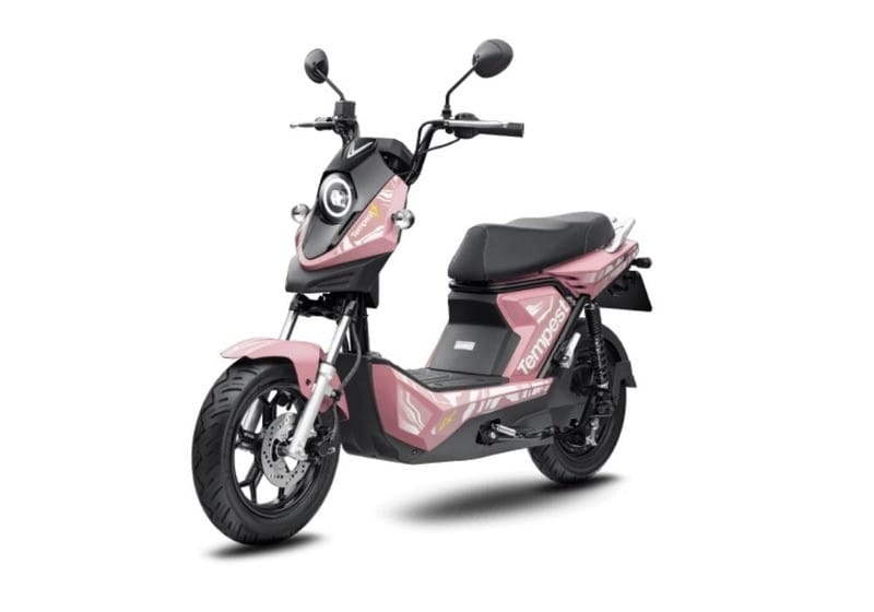 Hình ảnh xe điện VinFast Tempest nổi bật với họa tiết độc đáo được trang trí ở mặt trước và dọc thân xe