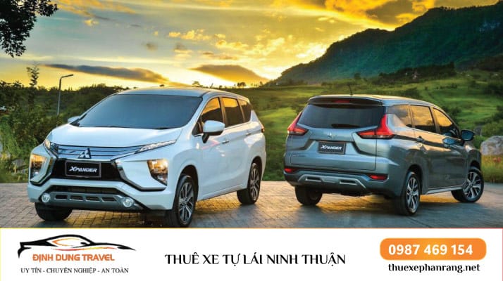 Hình ảnh xe hơi trên cung đường ven biển Ninh Thuận, thể hiện sự tự do di chuyển