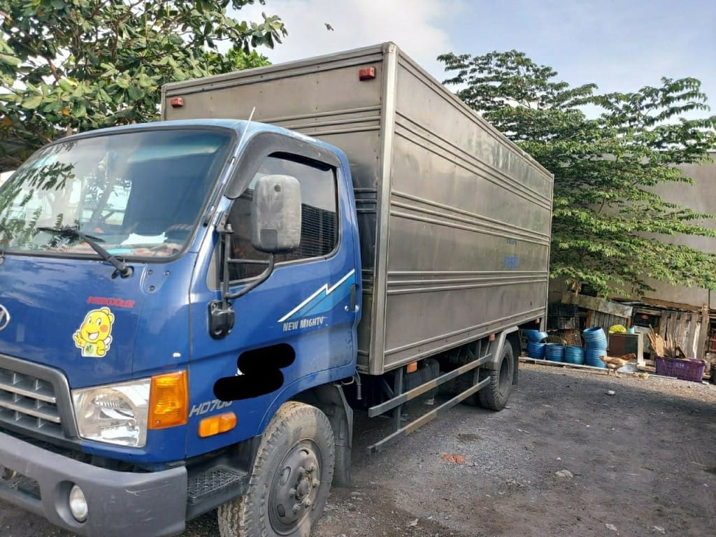 Hình ảnh xe Hyundai HD700 7 tấn đã qua sử dụng với thùng mui bạt màu xanh, minh họa cho việc tìm hiểu giá xe tải 7 tấn cũ