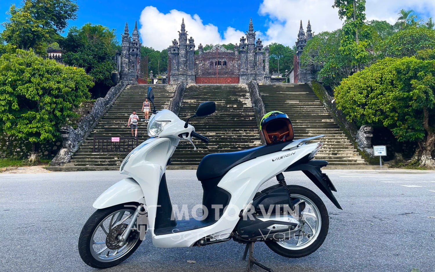 Hình ảnh xe máy đậu cạnh bãi biển đẹp, hành trình phượt