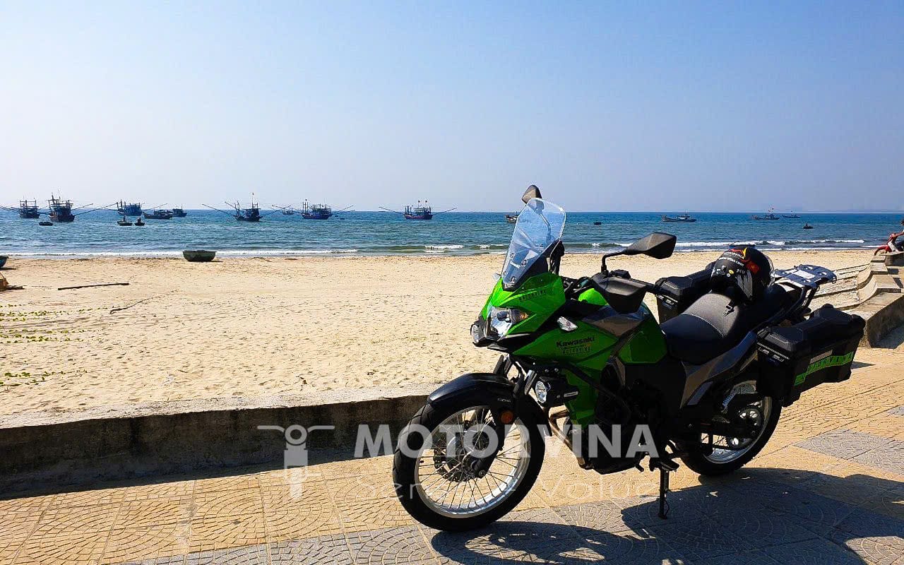 Hình ảnh xe máy đậu cạnh những ngôi nhà cổ ở Hội An