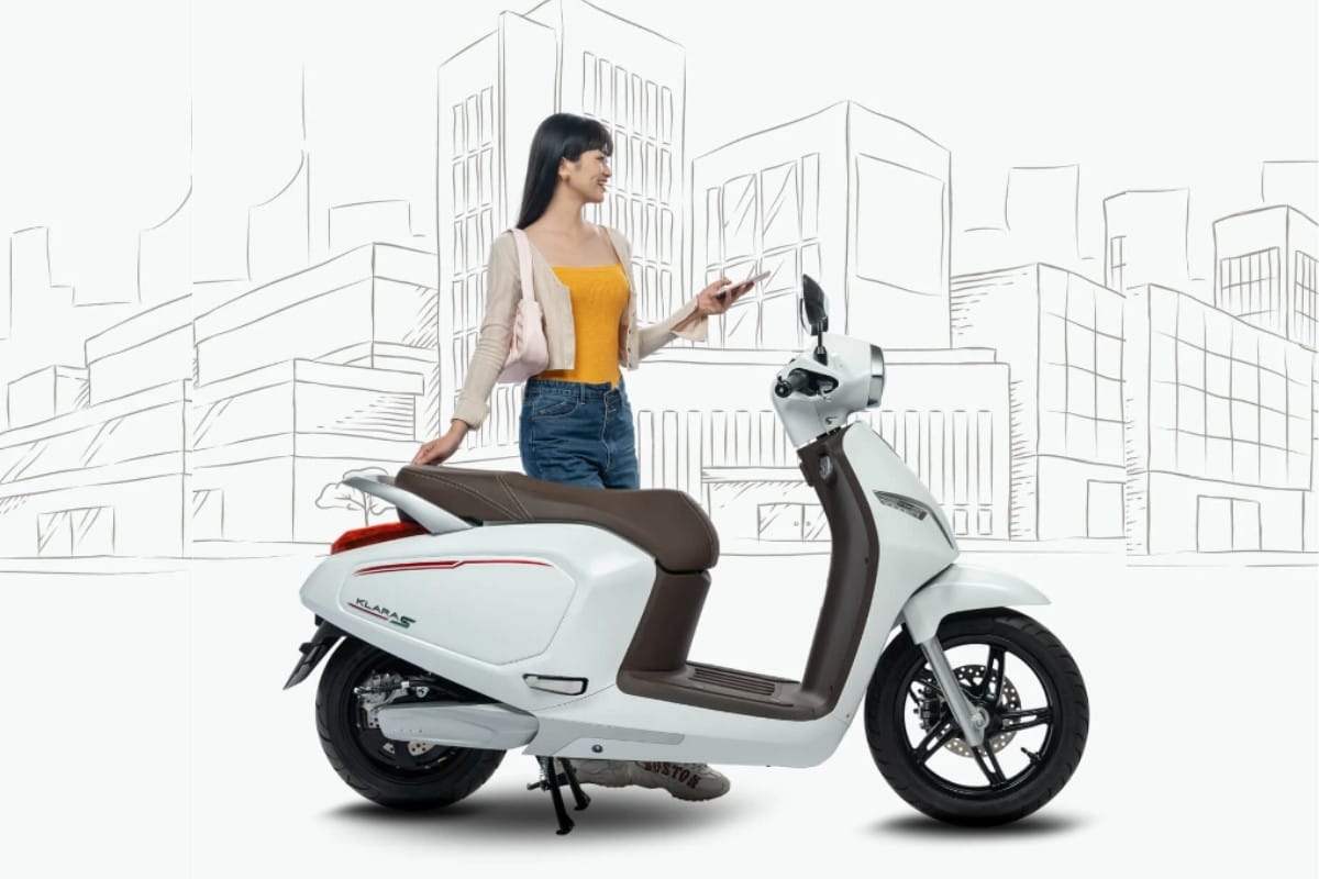 Hình ảnh xe máy điện VinFast Klara S màu trắng đang di chuyển trên đường phố Hà Nội
