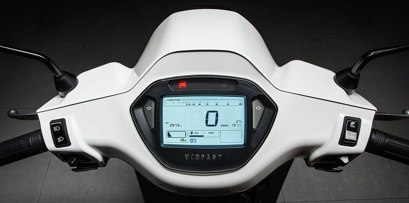 Hình ảnh xe máy điện VinFast Klara S với đồng hồ đa năng HMI hiển thị thông số rõ ràng