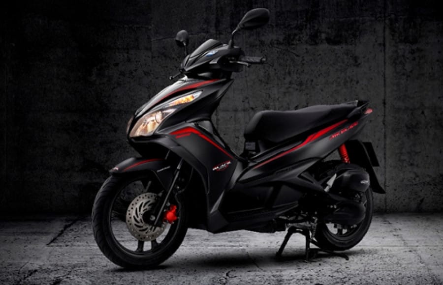 Hình ảnh xe máy Honda Airblade màu trắng, đại diện cho các dòng xe sử dụng smartkey không kêu khi tìm xe