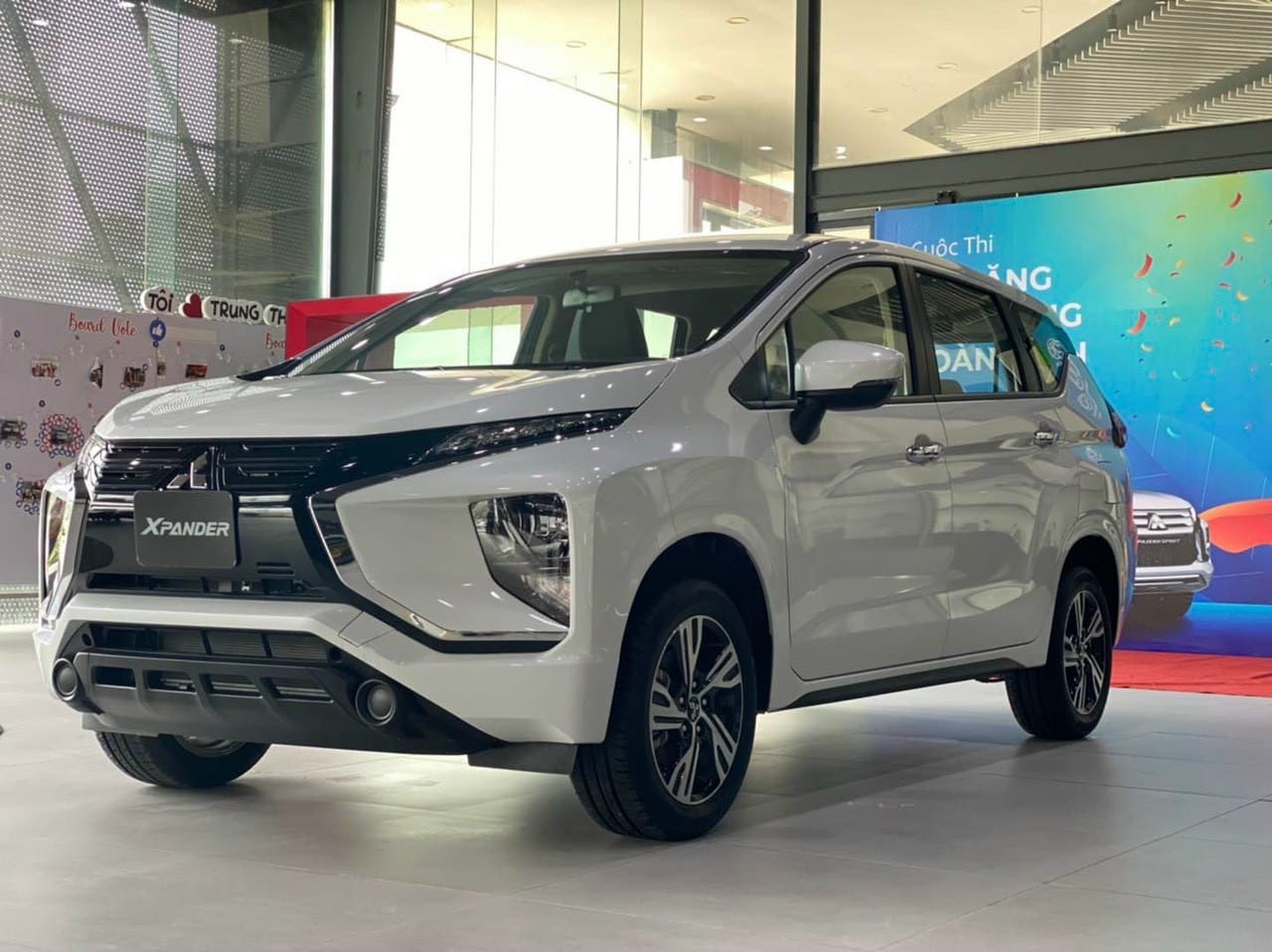 Hình ảnh xe Mitsubishi Xpander MT 2025 màu trắng nhìn từ phía trước