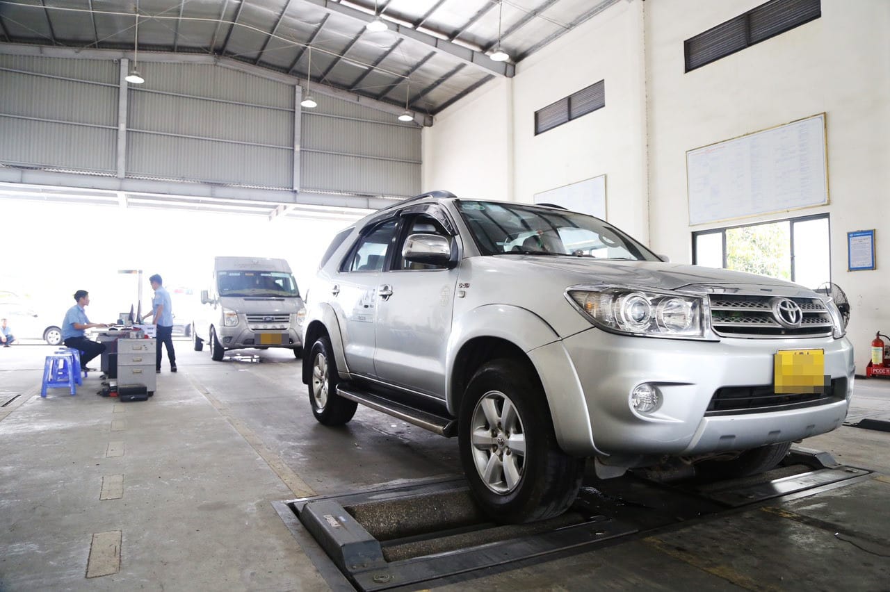 Hình ảnh xe ô tô đang được kiểm tra tại trung tâm, minh họa quy trình xác định thời hạn đăng kiểm xe ô tô.