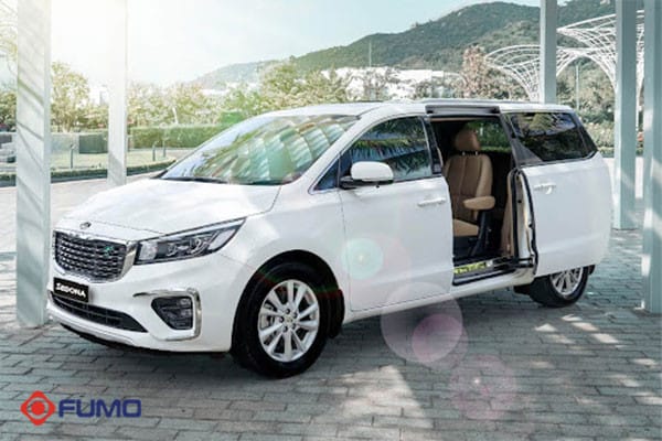 Hình ảnh xe ô tô đẹp Kia 7 chỗ với cửa trượt mở