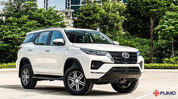 Hình ảnh xe ô tô đẹp màu trắng của Toyota 7 chỗ