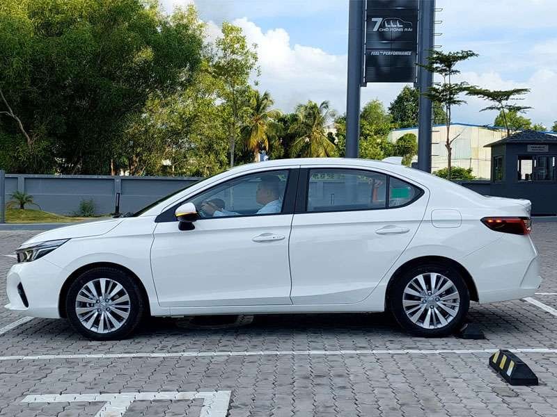 Hình ảnh xe ô tô Honda City L trắng 2025 với thân xe thanh lịch và mâm 16 inch