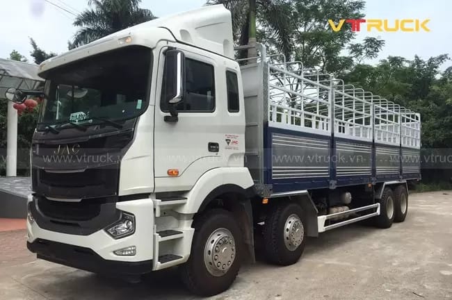 Hình ảnh xe tải 30 tấn vận chuyển hàng hóa trên đường