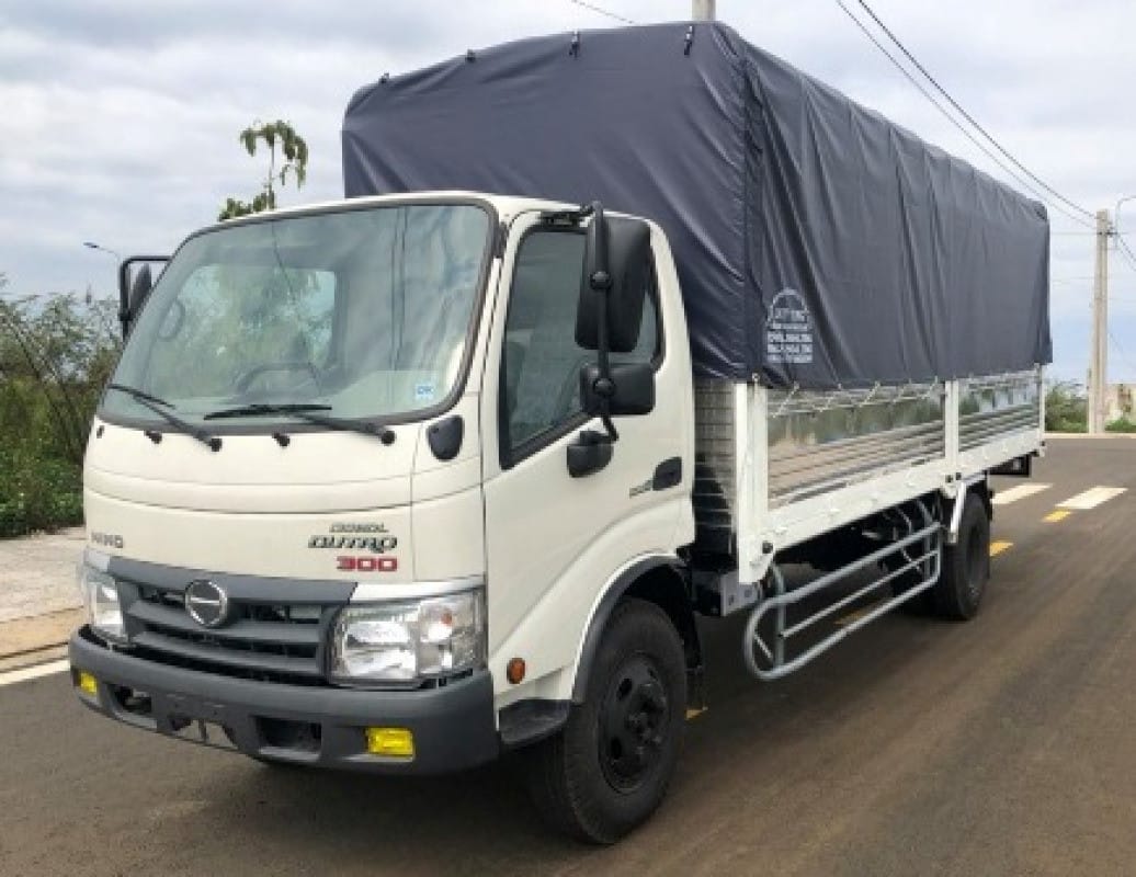 Hình ảnh xe tải 3.5 tấn Hino XZU352L với thùng mui bạt màu trắng và xanh.