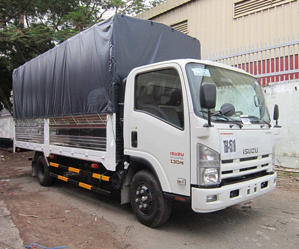 Hình ảnh xe tải 3.5 tấn Isuzu NPR85K màu trắng với thùng kín.