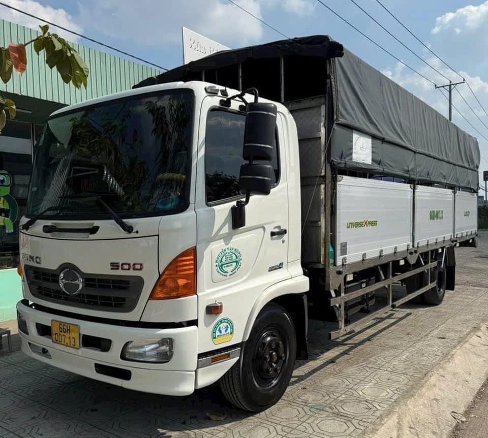 Hình ảnh xe tải Hino 6.5 tấn cũ, bền bỉ và mạnh mẽ