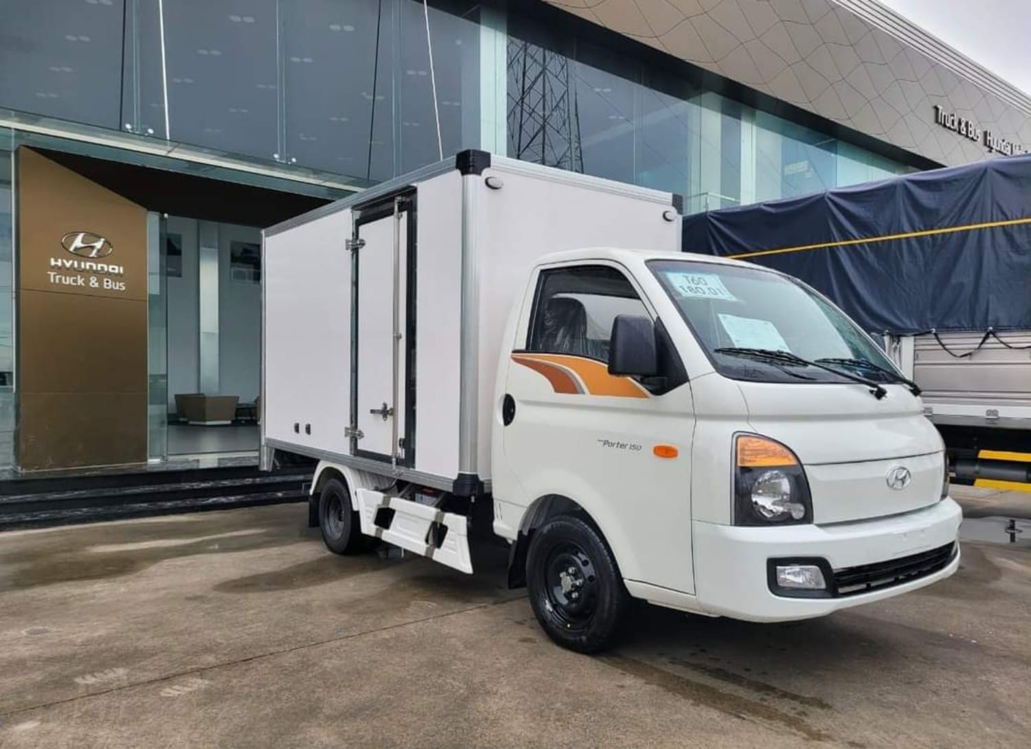 Hình ảnh xe tải Hyundai 1 tấn thùng kín composite, phù hợp cho vận chuyển hàng khô.
