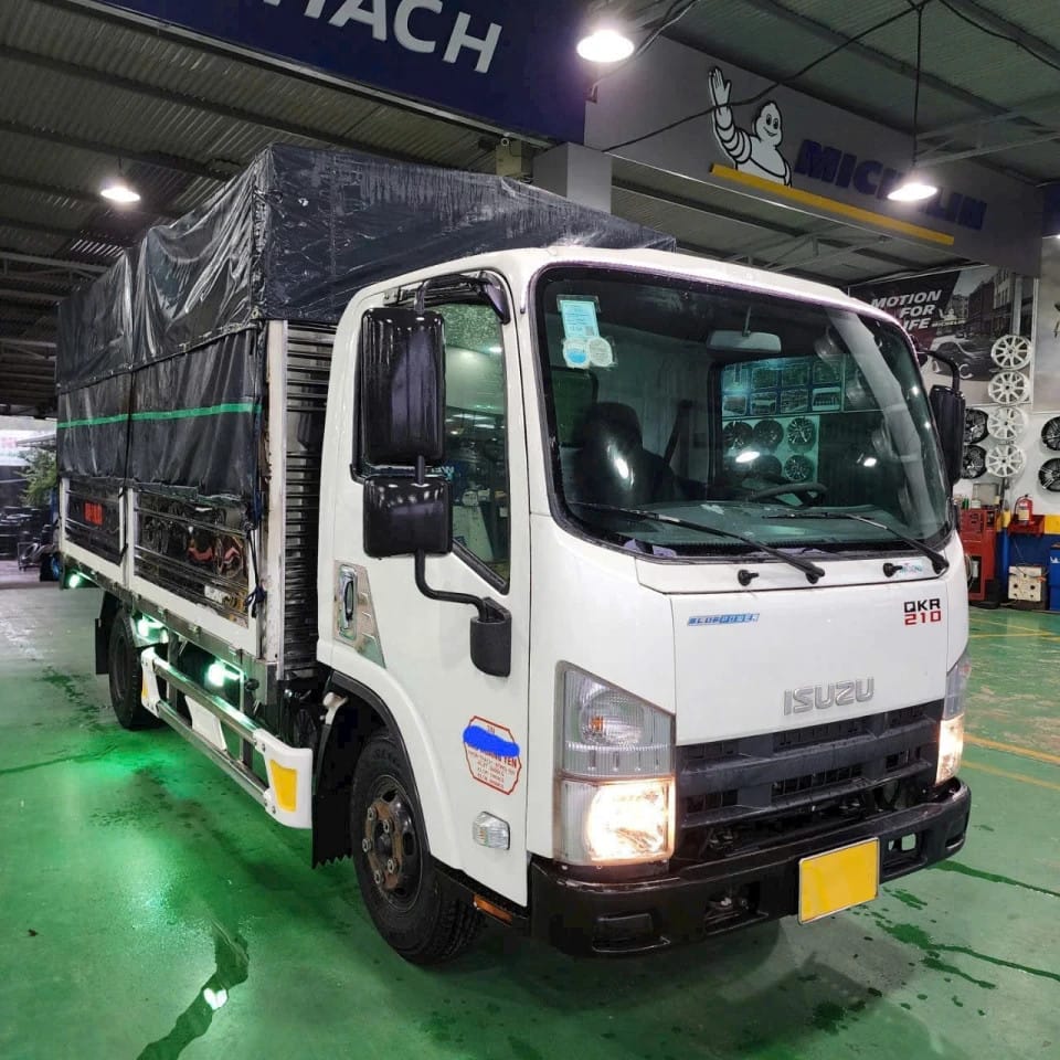 Hình ảnh xe tải Isuzu 2.5 tấn cũ đang được kiểm tra trước khi bán