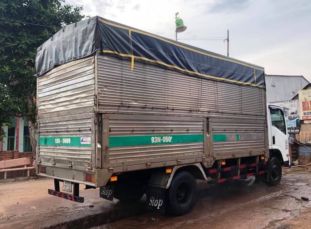 Hình ảnh xe tải Isuzu 3.5 tấn cũ đời 2008 với thùng mui bạt