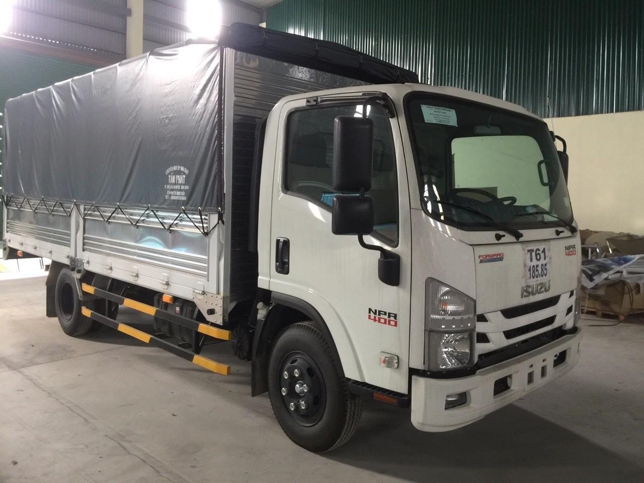 Hình ảnh xe tải Isuzu 3.5 tấn NPR 400 thùng mui bạt đang di chuyển trên đường