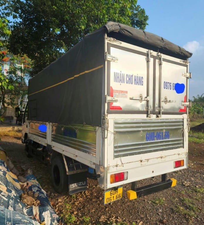 Hình ảnh xe tải Isuzu QKR270 1.9t cũ đang đậu trên đường