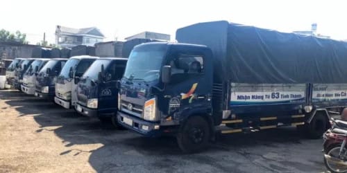 Hình ảnh xe tải nhỏ đang vận chuyển hàng, minh họa nhu cầu tuyển lái xe tải hạng B2 cho các tuyến đường ngắn.