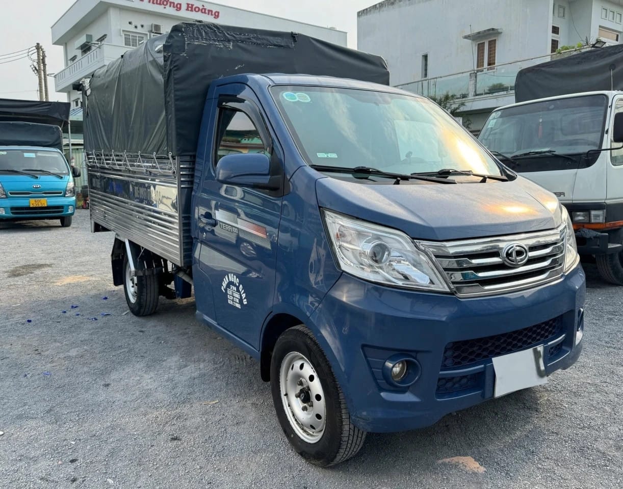 Hình ảnh xe tải Teraco 100 cũ đời 2019 thùng mui bạt màu xanh, một lựa chọn linh hoạt cho việc chở hàng tải trọng 990kg