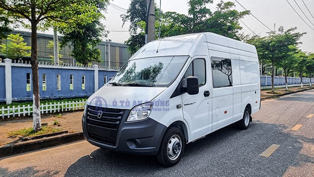 Hình ảnh xe tải van Gaz 6 chỗ 590kg màu trắng đang di chuyển