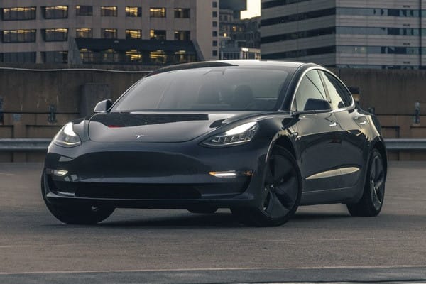 Hình ảnh xe Tesla Model 3 màu trắng, một trong những lựa chọn phổ biến bên cạnh Tesla Model S, với thiết kế tối giản và hiệu quả