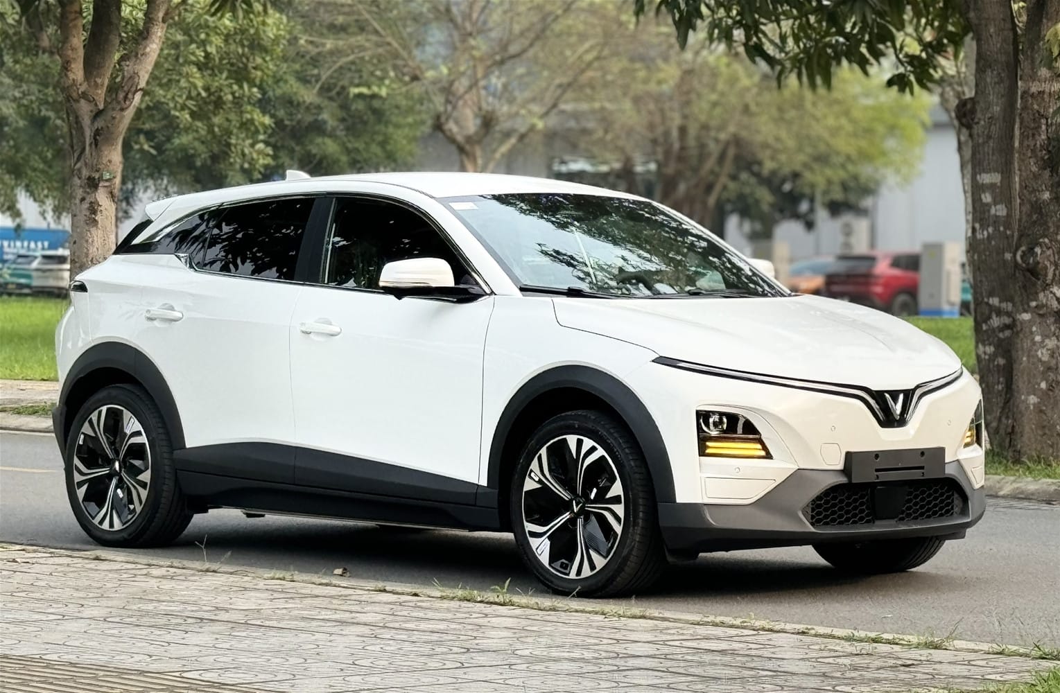 Hình ảnh xe VinFast VF6 từ góc nghiêng, thể hiện thiết kế ngoại thất hiện đại