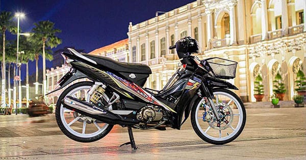 Hình nền xe tải độ được chụp từ dưới lên