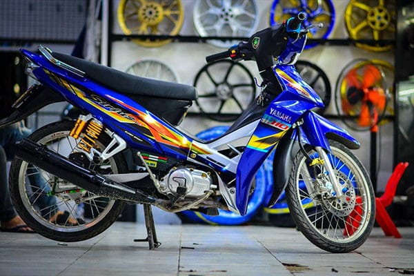 Hình nền xe tải độ với màu sắc sặc sỡ