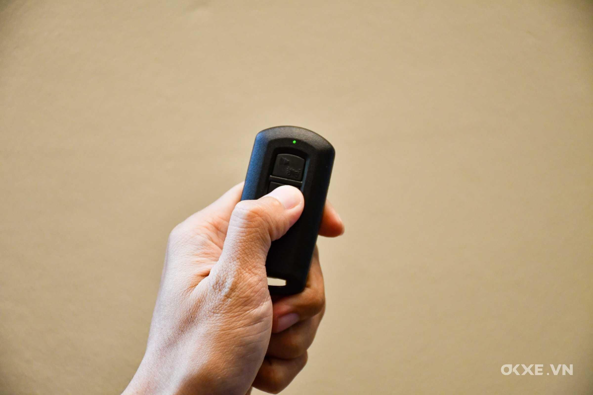 Hoàn tất lắp lại vỏ khóa smartkey sau khi thay pin
