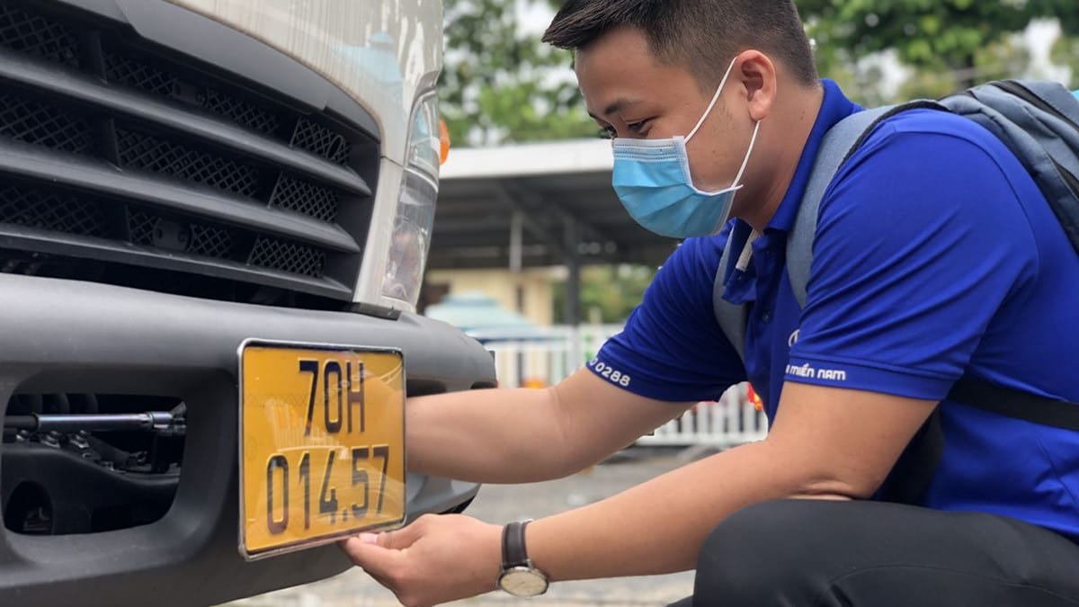 Hoàn tất thủ tục và nhận biển số xe ô tô đã đăng ký tại các cơ quan chức năng Bắc Ninh