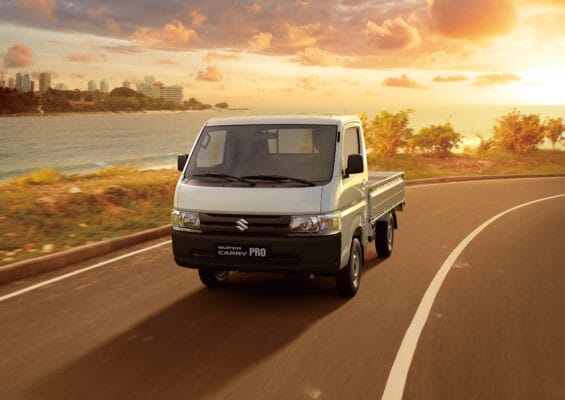 Hoạt động bốc dỡ hàng hóa từ xe tải nhỏ được cho thuê xe tải tự lái