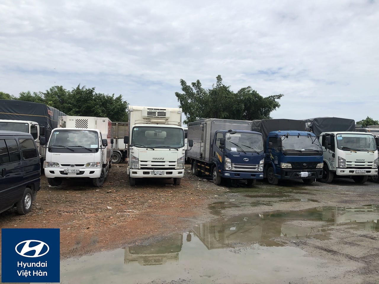 Hoạt động mua bán xe tải cũ sôi động tại trung tâm ở Hải Dương
