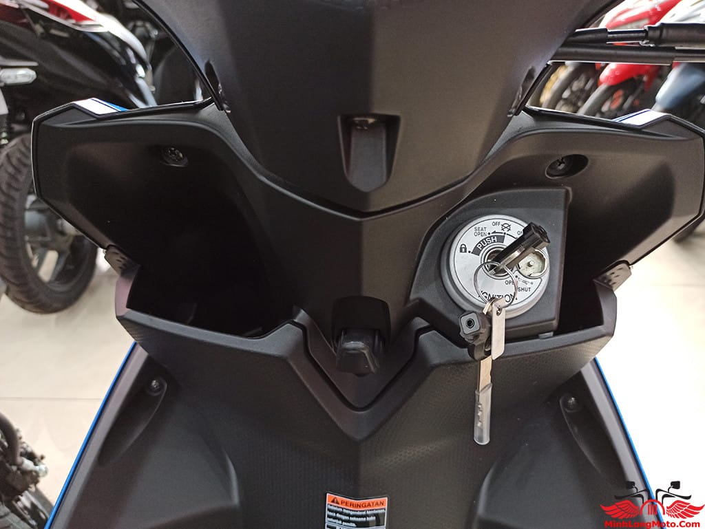 Hộc chứa đồ tiện lợi và đồng hồ hiển thị rõ ràng trên Yamaha Mio M3
