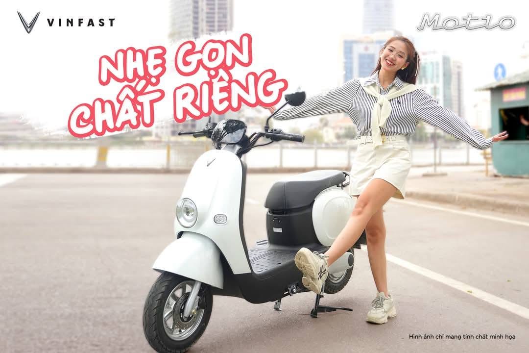 Học sinh điều khiển xe điện VinFast Motio an toàn trên đường phố
