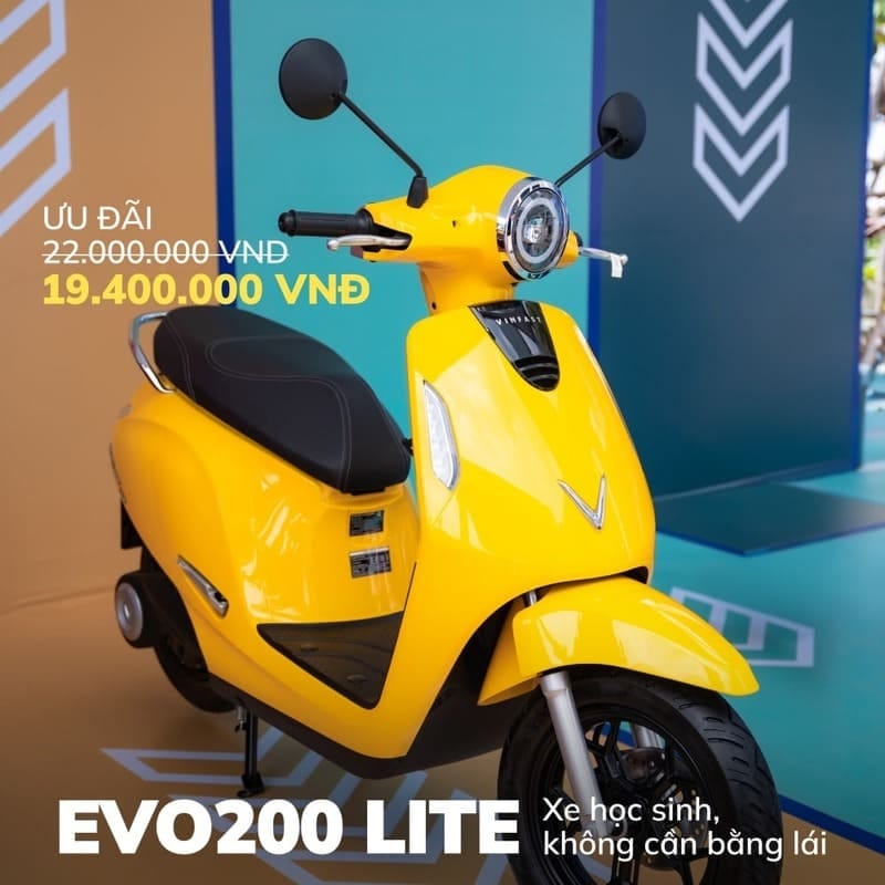 Học sinh điều khiển xe máy điện VinFast Evo200 Lite
